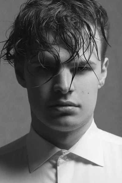 Concept de beauté masculine. Portrait de jeune homme avec coupe de cheveux parfaite — Photo