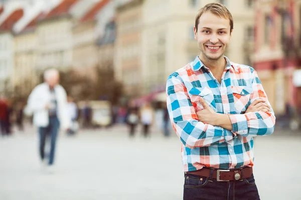 Портрет счастливого молодого счастливого человека, идущего по городской улице . — стоковое фото