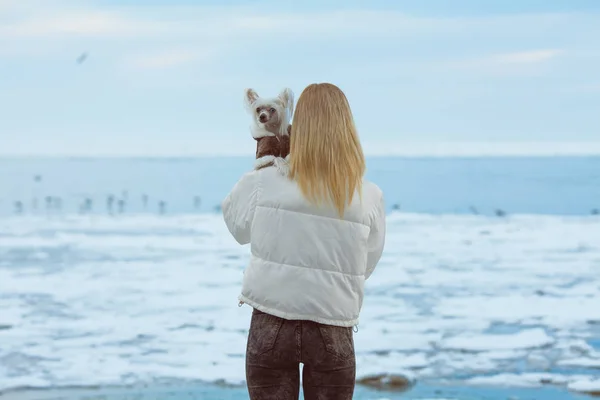 Concept de vacances d'hiver. Couple d'amis debout sur la plage — Photo