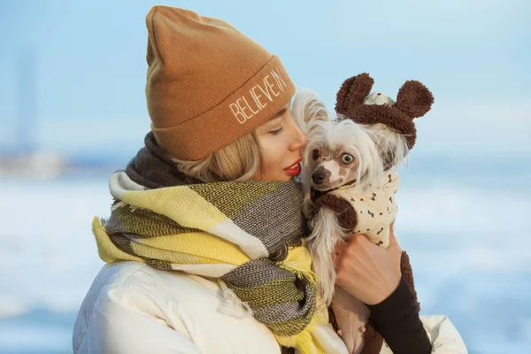 Concepto de vacaciones de invierno. Un par de amigos de pie en la playa —  Fotos de Stock