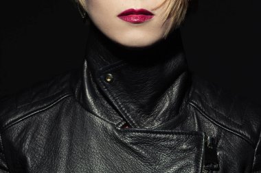 Zor kız ve femme fatale kavramı. Rock star tarzı. Yakın çekim