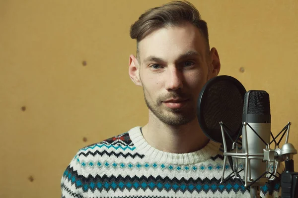 Concepto de Radio DJ. Retrato de joven guapo con el pelo rubio —  Fotos de Stock