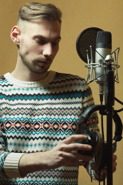 Concepto de Radio DJ. Retrato de joven guapo con el pelo rubio —  Fotos de Stock