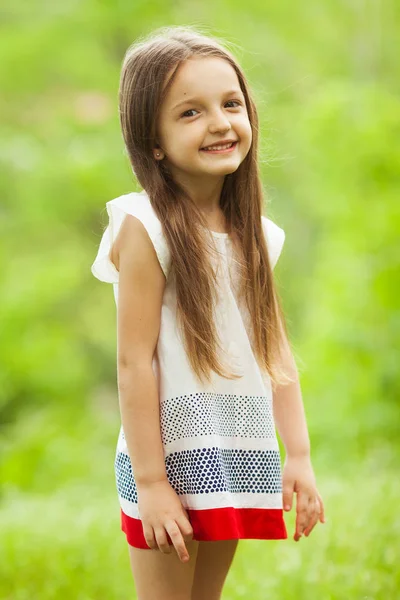 Stylisches Baby-Mädchen mit langen hellbraunen Haaren im trendigen Vintage-Kleid — Stockfoto