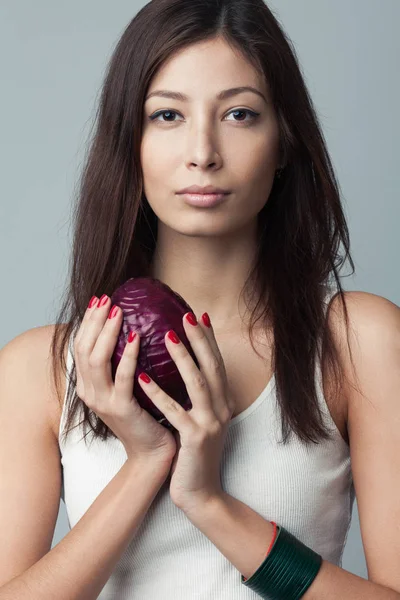 Concepto de alimentos vivos y crudos. Retrato de cerca de una hermosa joven — Foto de Stock