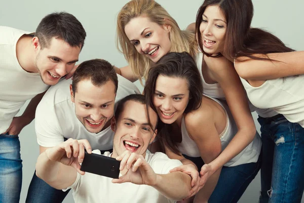 O melhor conceito de momentos. Grupo de amigos sorridentes e risos felizes — Fotografia de Stock