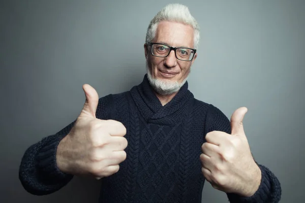 Αστεία παλιά έννοια hipster. Πορτρέτο του 60-year-old man — Φωτογραφία Αρχείου