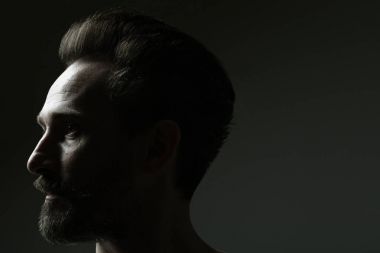 Her yaşta çok iyi. 40 yaşındaki adam ayakta profil portresi