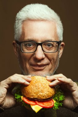 Her yaşta, vejetaryen gıda kavramı çok iyi. Burger kat adam portresi