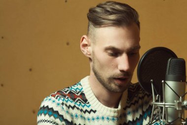 Radyo dj kavramı. Sarışın saçlı yakışıklı genç adam portresi