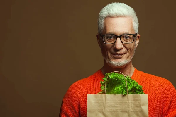 Fabuloso, saudável em qualquer idade. Retrato de homem de 60 anos na moda — Fotografia de Stock