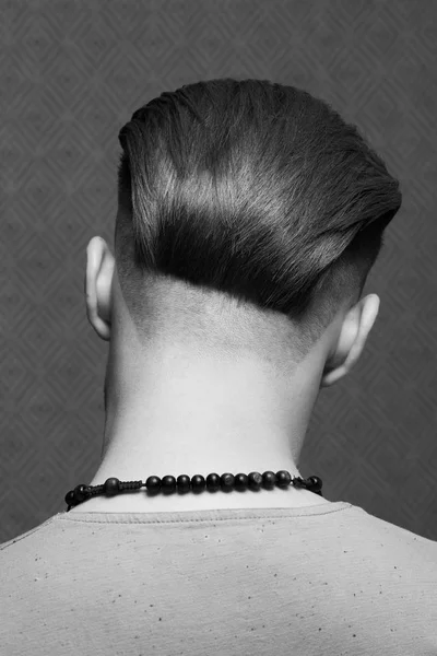 Cerca del retrato de la espalda del hombre carismático de moda guapo — Foto de Stock