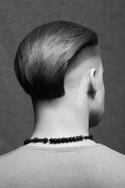 Cerca del retrato de la espalda del hombre carismático de moda guapo —  Fotos de Stock