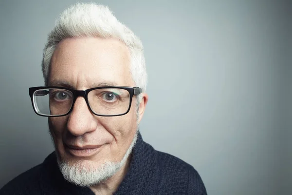 Fabulous op elke leeftijd, Eyewear concept. Portret van modieuze 60-jarige man — Stockfoto