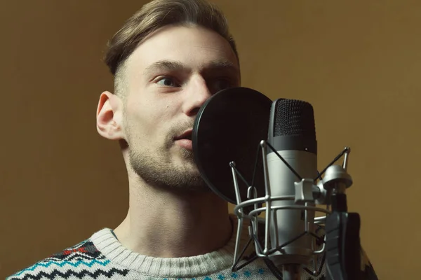 Concepto de Radio DJ. Retrato de joven guapo con el pelo rubio —  Fotos de Stock