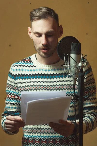 Radio dj koncept. Portrét pohledný mladý muž s blond vlasy — Stock fotografie