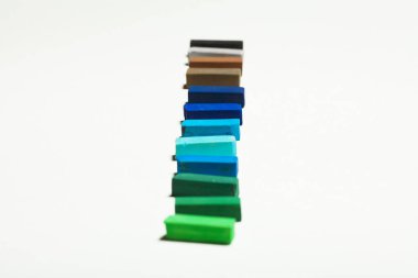 Çeşitlilik kavramı. Boş beyaz kağıt yaprağının spektrum boya kalemi ile