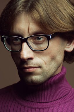 Şık öğretmen, öğretim görevlisi kavramı. Gözlük takan gülümseyen genç adam portresi