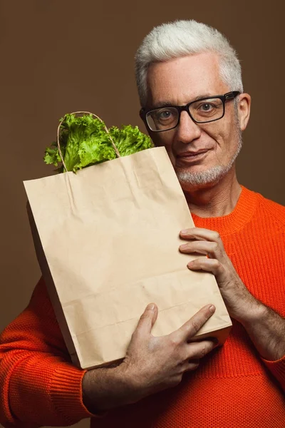 Fabuloso em qualquer idade. Retrato de compras de homem de 60 anos na moda — Fotografia de Stock