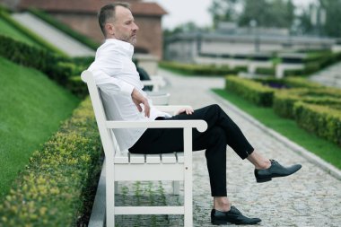 Lüks ve şık her yaşta. Mavi gözlü zengin olgun adam portresi