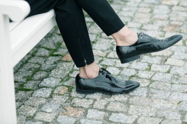 Şık hipster moda kavramı. Parkta oturan olgun adam 