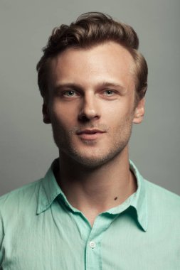 Erkek güzellik, çocuk kapı kavramı. 30-yıl-yaşlı adam gülümseyen portresi