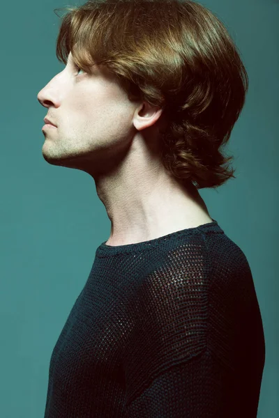Стильна концепція чоловіка. Молодий красивий чоловік у чорному светрі — стокове фото