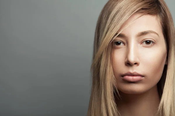 Pure beauty concept. Portrait of a beautiful fashion model — Stock Photo, Image