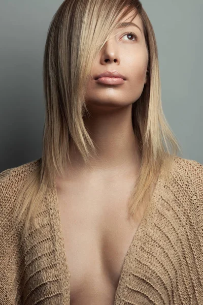 Concepto de belleza pura. Retrato de una hermosa modelo de moda — Foto de Stock