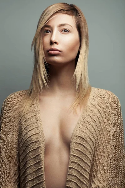 Pure beauty concept. Portrait of a beautiful fashion model — Stock Photo, Image