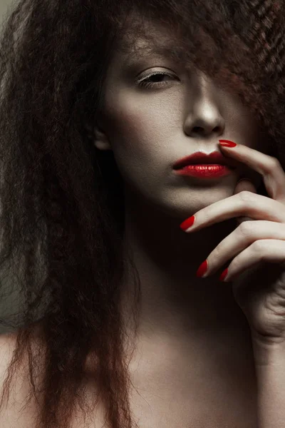 Retrato emocional do modelo elegante com cabelo estilo africano — Fotografia de Stock