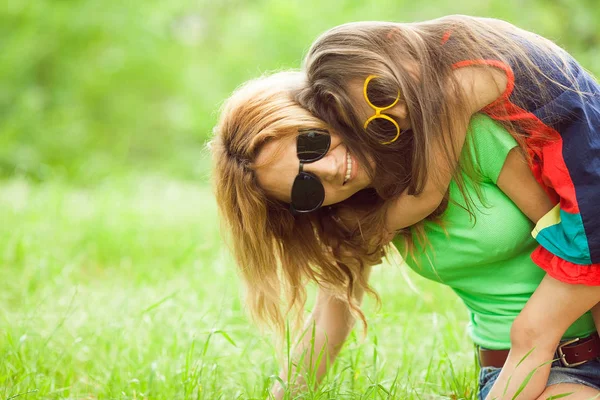 Kvinnor och barn fashion-konceptet. Porträtt av vacker mor och dotter — Stockfoto