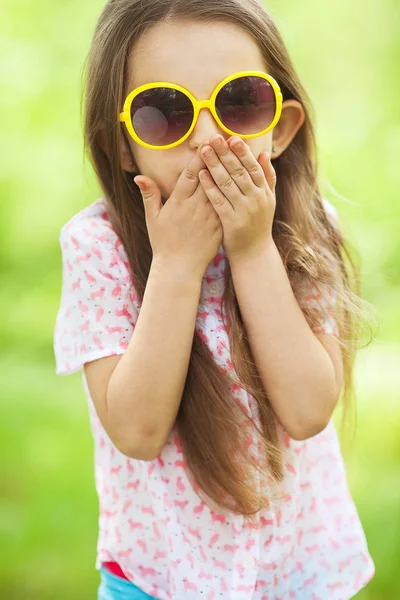 Barn mode och tillbehör koncept. Porträtt av leende söt liten flicka — Stockfoto