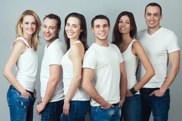 Mutlu birlikte kavramı. Grup portresi sağlıklı erkek ve kız