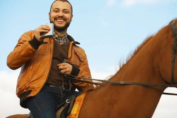 Conceito de vida no campo. Jovem relaxado e sorridente homem rico — Fotografia de Stock