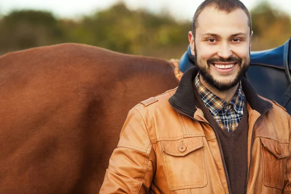 Concept de vie à la campagne. Jeune homme riche détendu et souriant dans le ligh — Photo