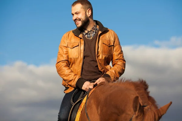 Conceito de vida no campo. Jovem relaxado e sorrindo homem rico em ligh — Fotografia de Stock