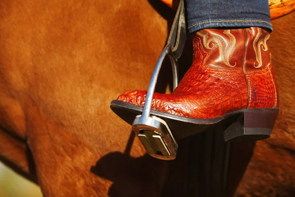 Conceito de rodeio americano ocidental. Homem de calça azul e botas tradicionais de cowboy — Fotografia de Stock