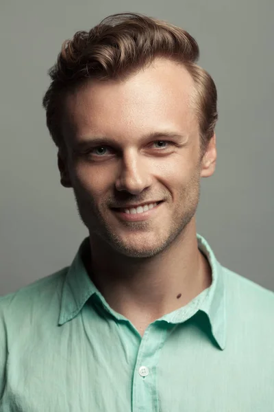 Beleza masculina, conceito de rapaz da porta ao lado. Retrato de homem sorridente de 30 anos — Fotografia de Stock