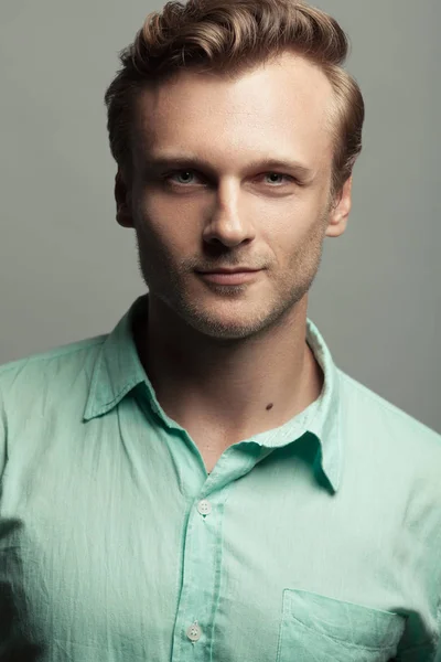 Beleza masculina, conceito de rapaz da porta ao lado. Retrato de homem sorridente de 30 anos — Fotografia de Stock