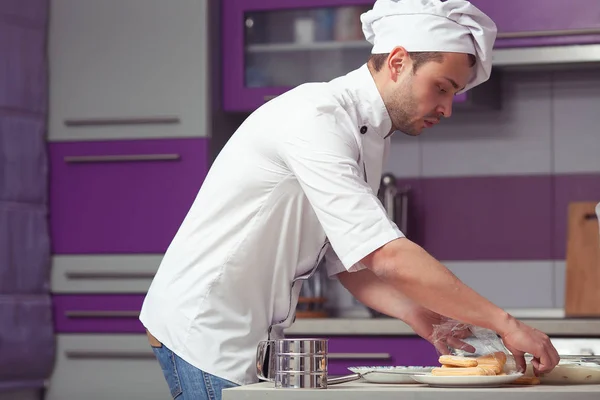 Koncepcja gotowania tiramisu. Portret koncentruje się człowieka w mundurze kucharz — Zdjęcie stockowe
