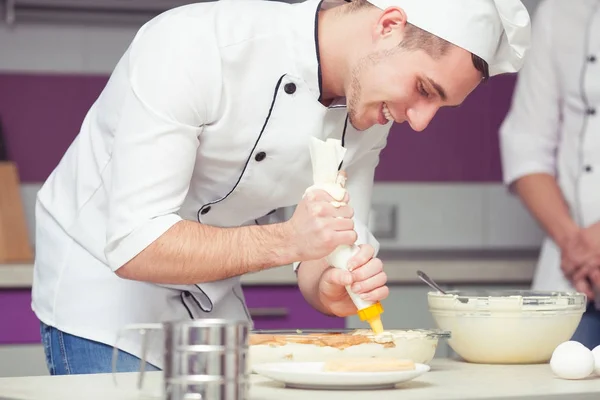 Tiramisu, gotowanie, przekazując koncepcja egzaminu. Portret uśmiechający się gotować — Zdjęcie stockowe