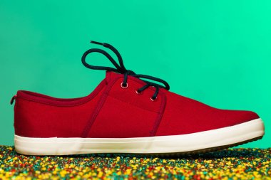 Sanat moda sokak ayakkabı kavramı. Boncuk üzerinde bordo spor ayakkabı