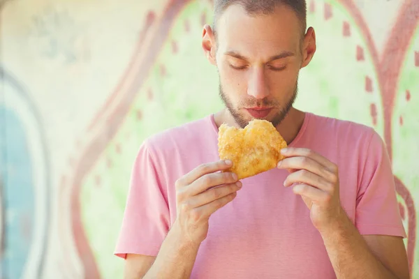 Concept Nourriture Rue Jeune Beau Hipster Tenant Mangeant Viande Pâteuse — Photo