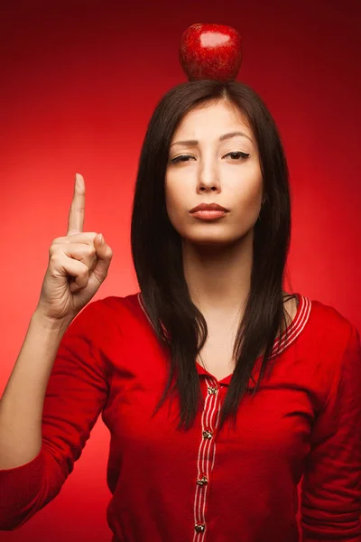 Retrato Menina Estudante Bonita Posando Sobre Fundo Vermelho Com Maçã — Fotografia de Stock