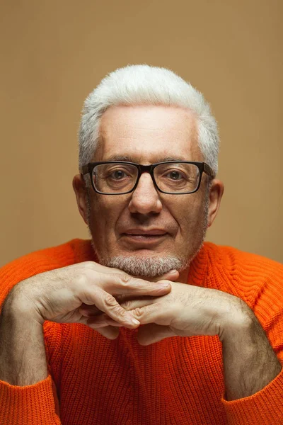 在任何年龄的神话 眼镜概念 时尚的 Year Old 男子在橙色毛衣的肖像米色 粉彩背景 时髦的发型 有光泽的白发 手手腕锁握 — 图库照片