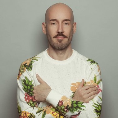 Erkek güzellik kavramı. Her yaşta çok iyi. Gri arka plan üzerinde ayakta kel orta yaş adam portresi. Vegan tarzı. Yakın çekim. Stüdyo vurdu