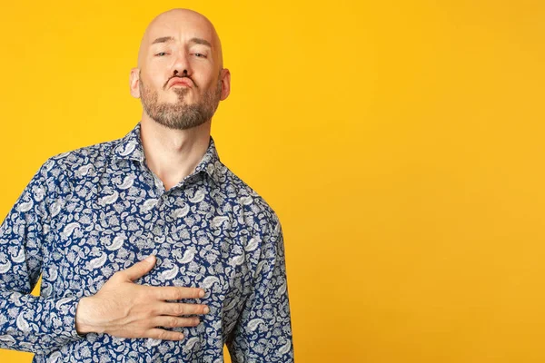 Fabuloso em qualquer idade. Retrato de homem de 40 anos enviando beijo de ar sobre fundo amarelo — Fotografia de Stock