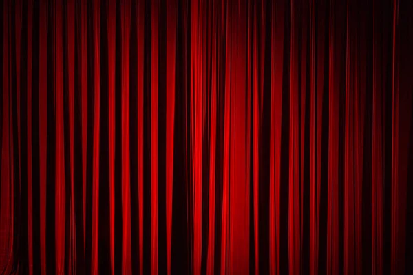 Concepto de teatro dramático. Cortina de escenario de color rojo oscuro antes del espectáculo —  Fotos de Stock