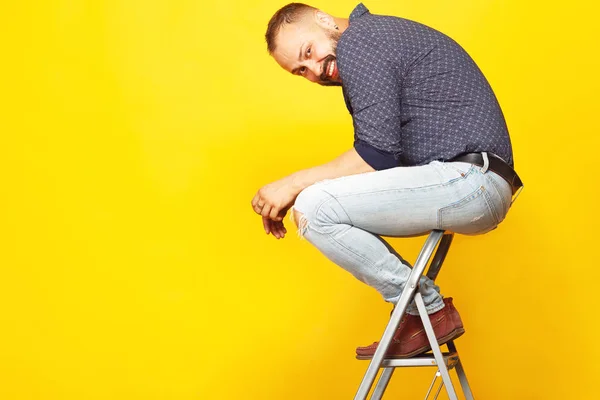 Geweldig op elke leeftijd, klaar voor renovatie. Portret van een charismatische man — Stockfoto